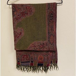 Large-size pashmina scarf for women.